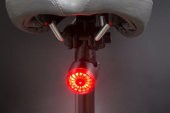 IPX4 USB再充電可能なIPX4を感じるブレーキのためのスマートな尾自転車の後部ライトは防水する