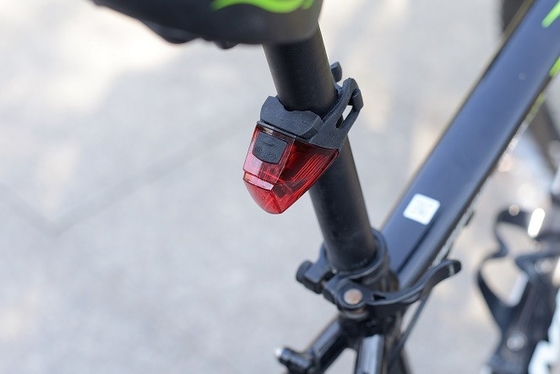 非USBの敏感な再充電可能な後部赤灯の自転車10lmのリチウム電池の振動