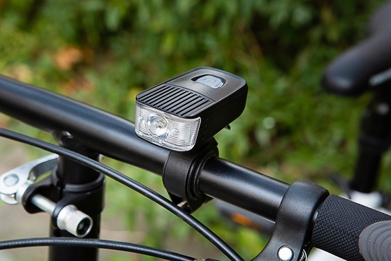 70x38x29mmのバイクのヘルメットのヘッドライト、5ワット再充電可能な周期のヘルメット ライト