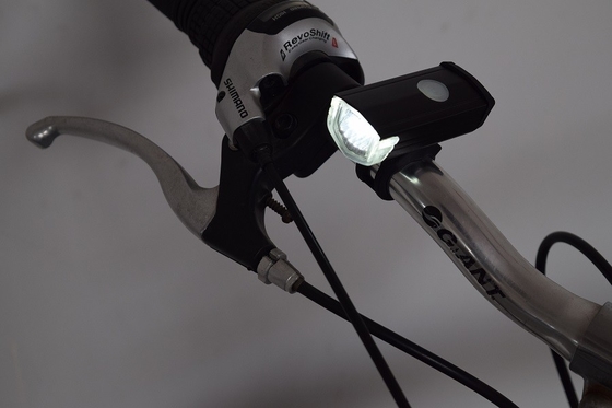 Blinkyの明るい自転車の前部ヘッドライト0.87-1.26インチの警告機能
